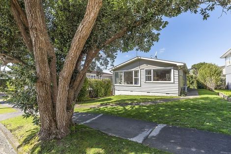 Photo of property in 17 Saint Edmund Crescent, Tawa, Wellington, 5028