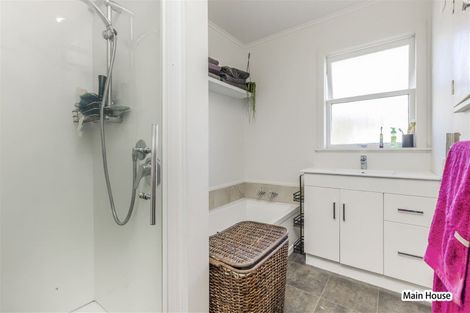 Photo of property in 8 Orere Point Road, Orere Point, Papakura, 2585