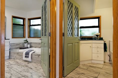 Photo of property in 26 Piha Road, Piha, 0772