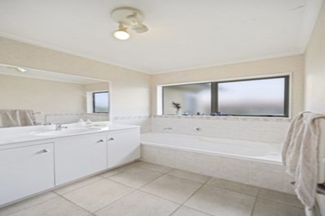 Photo of property in 5 Harobed Place, Weymouth, Auckland, 2103