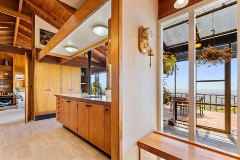 Photo of property in 13 Quinns Road, Waiatarua, Auckland, 0612