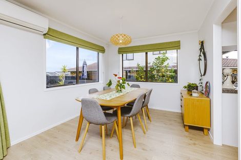 Photo of property in 9 Elrita Place, Conifer Grove, Takanini, 2112