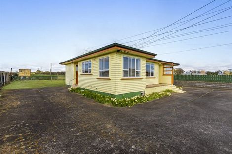 Photo of property in 62 Ninia Road, Paraite, New Plymouth, 4373
