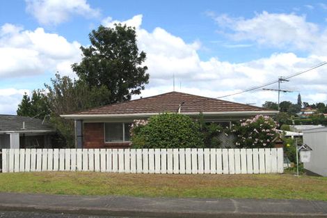 Photo of property in 1/10 Lambrown Drive, Totara Vale, Auckland, 0629
