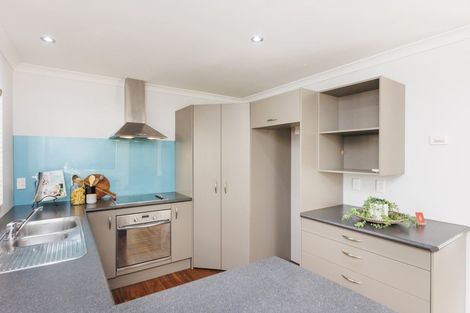 Photo of property in 128 Hillcrest Drive, Kelvin Grove, Palmerston North, 4414