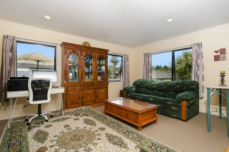 Photo of property in 46 Zefiro Drive, Massey, Auckland, 0614