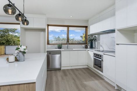 Photo of property in 58 Ravenwood Drive, Forrest Hill, Auckland, 0620