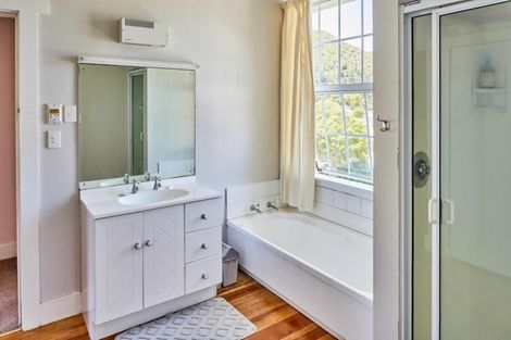 Photo of property in 83 Oroua Street, Eastbourne, Lower Hutt, 5013