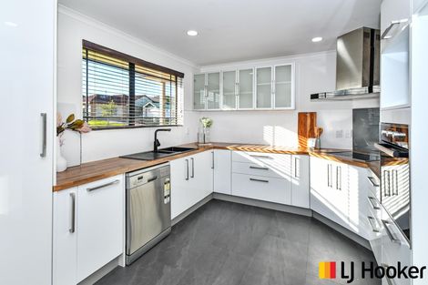 Photo of property in 8a Norman Close, The Gardens, Auckland, 2105