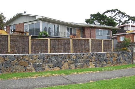 Photo of property in 60 Kiwi Esplanade, Mangere Bridge, Auckland, 2022