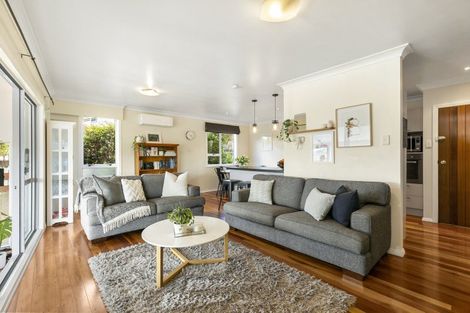 Photo of property in 15 Paparangi Crescent, Paparangi, Wellington, 6037
