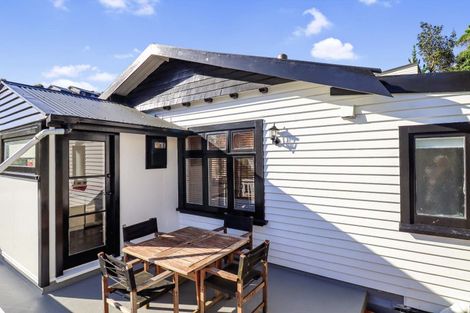 Photo of property in 55 Hungerford Road, Houghton Bay, Wellington, 6023