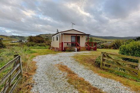 Photo of property in 2 Antrim Street, Waikawa, Tokanui, 9884