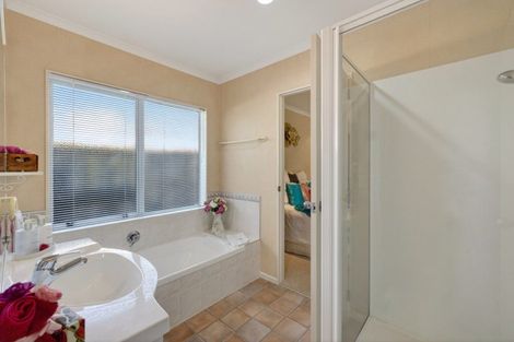 Photo of property in 4 Mcleod Place, Papamoa Beach, Papamoa, 3118