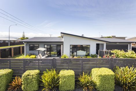 Photo of property in 1 Angelina Way, Kelvin Grove, Palmerston North, 4414