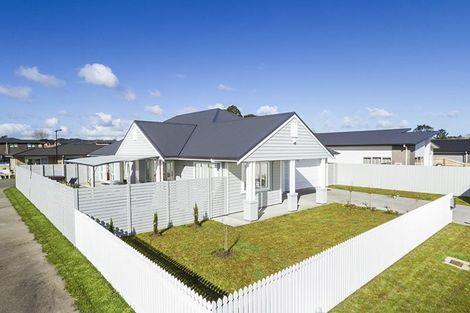 Photo of property in 18 Larmer Drive, Kumeu, 0810