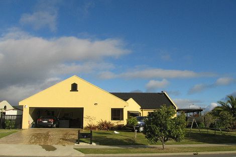 Photo of property in 2 Quadrant Heights, Paraparaumu, 5032