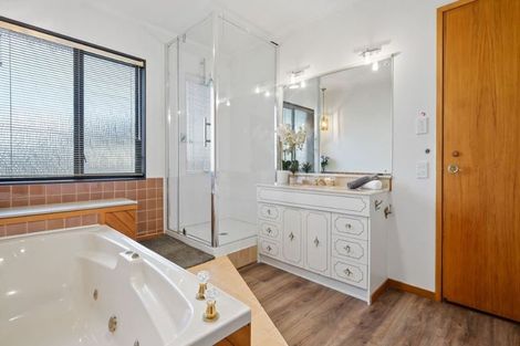 Photo of property in 37 Santa Monica Place, Goodwood Heights, Auckland, 2105