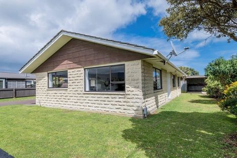 Photo of property in 18 Reeves Street, Waikanae Beach, Waikanae, 5036