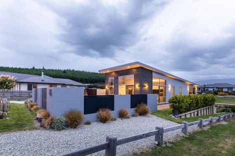 Photo of property in 48 Minaret Ridge, Wanaka, 9305