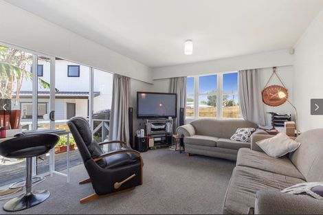 Photo of property in 2/111 Hobsonville Road, West Harbour, Auckland, 0618