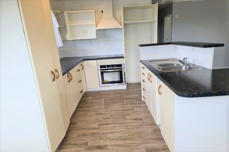 Photo of property in 28 Beauchamp Drive, Massey, Auckland, 0614