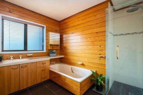 Photo of property in 20 Sequoia Grove, Merrilands, New Plymouth, 4312