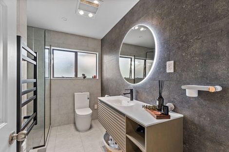 Photo of property in 2/16 Matisse Drive, West Harbour, Auckland, 0618