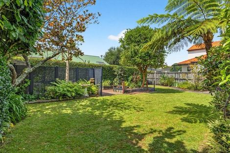 Photo of property in 15 Frieston Road, Milford, Auckland, 0620
