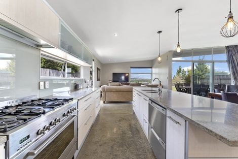 Photo of property in 19 Springdale Grove, Fitzherbert, Palmerston North, 4410