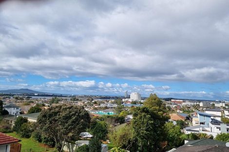 Photo of property in 1e Currey Crescent, Milford, Auckland, 0620