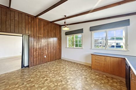 Photo of property in 102 Featherston Street, Takaro, Palmerston North, 4412