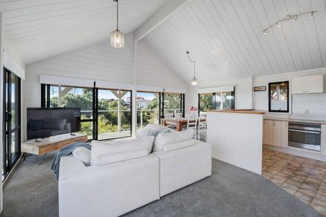 Photo of property in 13 Moffat Road, Red Beach, 0932