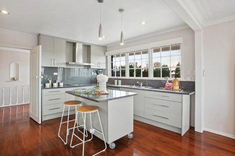 Photo of property in 32 Glenmore Road, Sunnyhills, Auckland, 2010