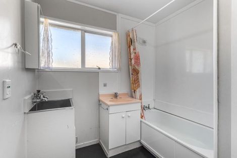 Photo of property in 2/76 Millbrook Road, Henderson, Auckland, 0612