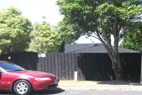 Photo of property in 16 Easton Park Parade, Glenfield, Auckland, 0629