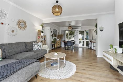 Photo of property in 2/130 Sandspit Road, Shelly Park, Auckland, 2014
