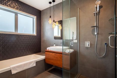 Photo of property in 99 Queen Street, Northcote Point, Auckland, 0627