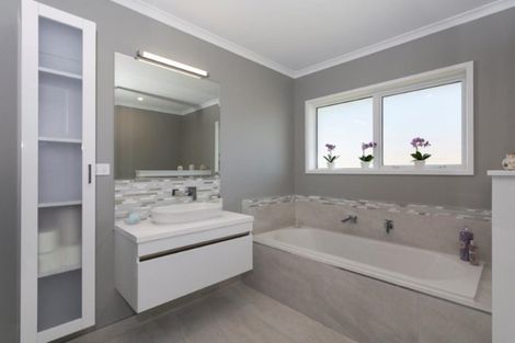 Photo of property in 34 Karoro Road, One Tree Point, 0118