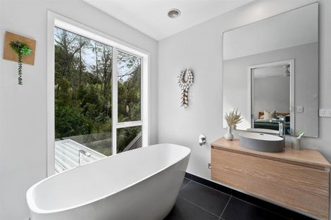 Photo of property in 18b Hobbs Road, Matakatia, Whangaparaoa, 0930