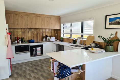 Photo of property in 49 Umu Place, Mangere, Auckland, 2022