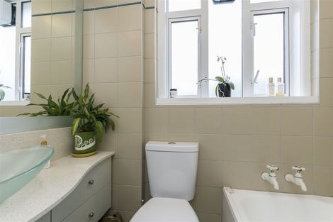 Photo of property in Owd Trafford Flats, 17 Brougham Street, Mount Victoria, Wellington, 6011