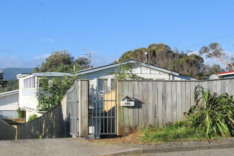 Photo of property in 18a Titoki Road, Waikanae Beach, Waikanae, 5036