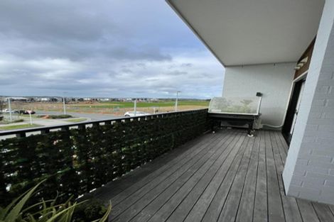 Photo of property in 9/1 Genevieve Lane, Hobsonville, Auckland, 0616