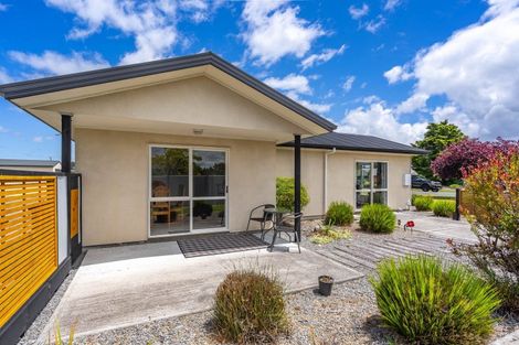 Photo of property in 2 Daffodil Grove, Carterton, 5713