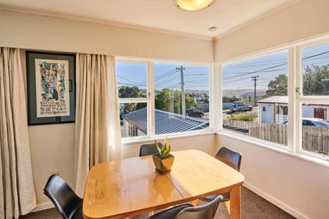 Photo of property in 6 Warrington Grove, Newlands, Wellington, 6037