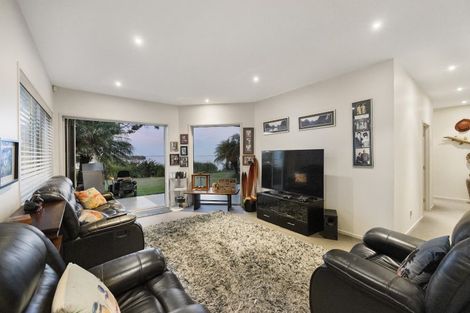 Photo of property in 93 Tiri Road, Tindalls Beach, Whangaparaoa, 0930