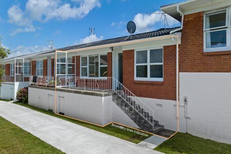 Photo of property in 2/174 East Coast Road, Forrest Hill, Auckland, 0620