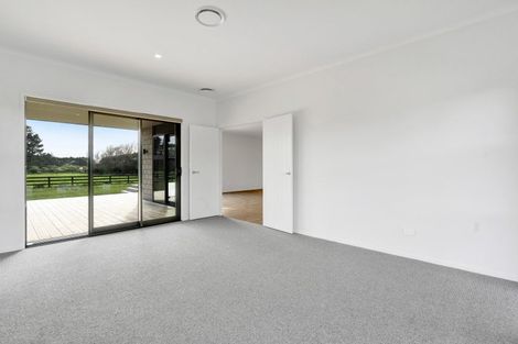 Photo of property in 31 Ninia Road, Paraite, New Plymouth, 4373