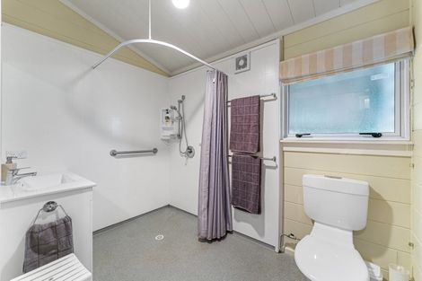 Photo of property in 8 Earle Place, Acacia Bay, Taupo, 3330